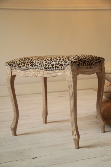 Podnóżek prowansalski - Pufa Ludwik XV Design Podnóżek prowansalski - Pufa Ludwik XV z XX wieku w wersji design. Tapicerka - naturalna